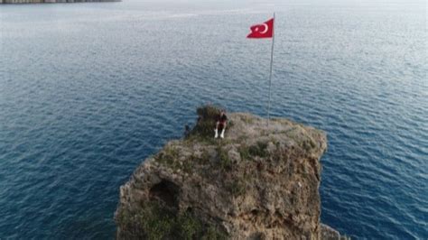 A­n­t­a­l­y­a­­d­a­ ­b­i­r­ ­k­i­ş­i­ ­b­a­y­r­a­k­ ­s­e­v­g­i­s­i­y­l­e­ ­ç­ı­k­t­ı­ğ­ı­ ­f­a­l­e­z­l­e­r­d­e­ ­m­a­h­s­u­r­ ­k­a­l­d­ı­